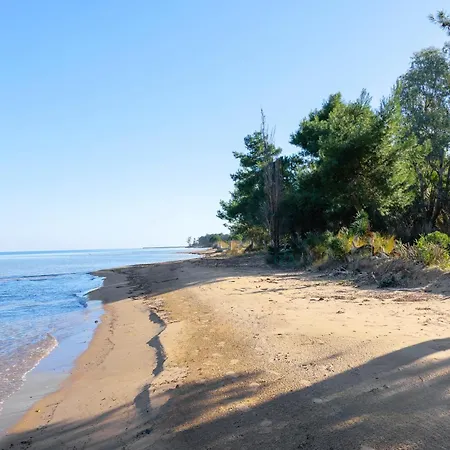 Sunbreeze-beachfront Luxury 5 Bed 4 Bath-sleeps 10 Villa Potamion