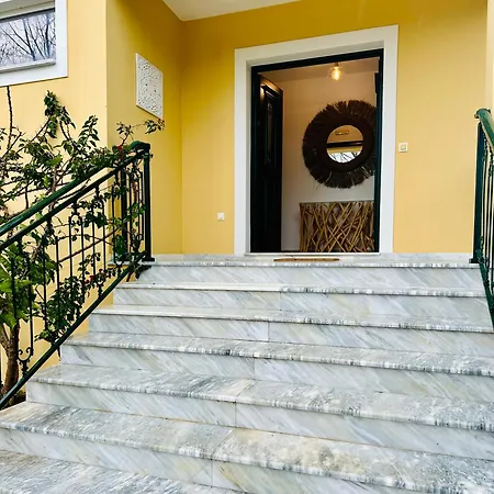 Villa Sunbreeze-beachfront Luxury 5 Bed 4 Bath-sleeps 10 Potamion