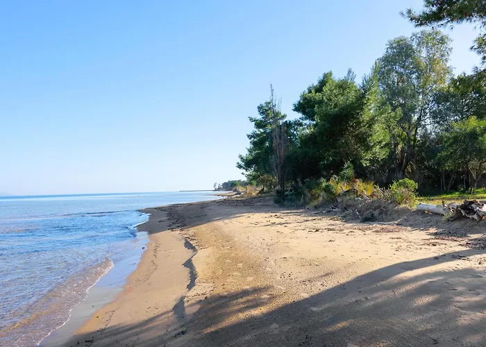 Sunbreeze-beachfront Luxury 5 Bed 4 Bath-sleeps 10 Villa Potamion