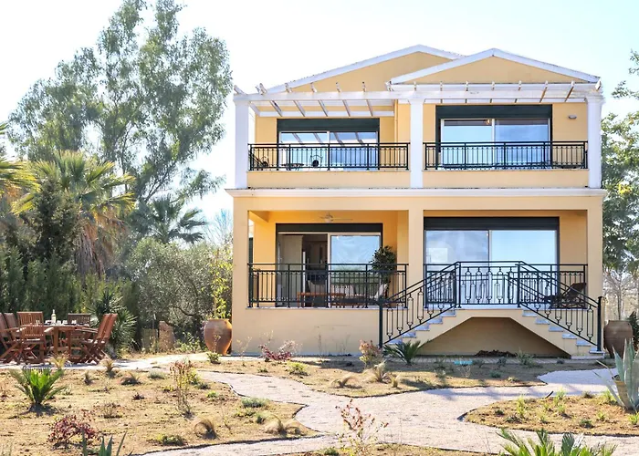 Sunbreeze-beachfront Luxury 5 Bed 4 Bath-sleeps 10 Potamion