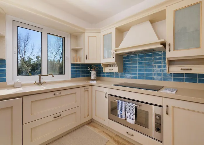Villa Sunbreeze-beachfront Luxury 5 Bed 4 Bath-sleeps 10 Potamion