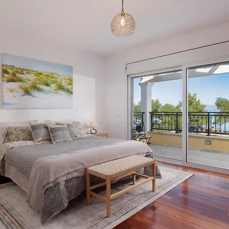 Sunbreeze-beachfront Luxury 5 Bed 4 Bath-sleeps 10 Villa *