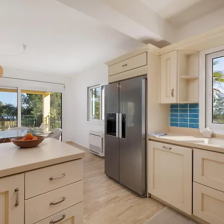 Sunbreeze-beachfront Luxury 5 Bed 4 Bath-sleeps 10 * Potamion