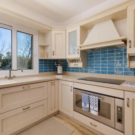 Villa Sunbreeze-beachfront Luxury 5 Bed 4 Bath-sleeps 10 Potamion