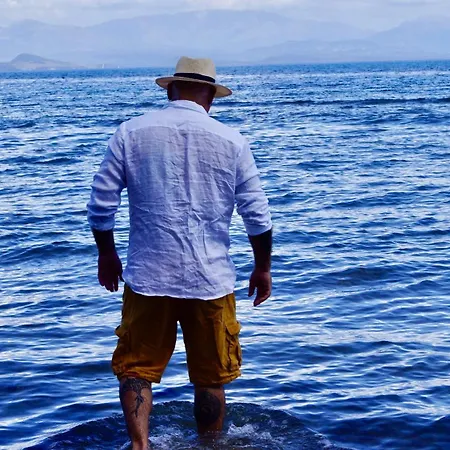 Sunbreeze-beachfront Luxury 5 Bed 4 Bath-sleeps 10 Villa Potamion