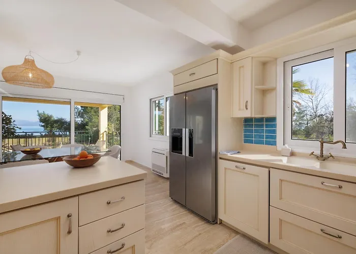 Sunbreeze-beachfront Luxury 5 Bed 4 Bath-sleeps 10 * Potamion